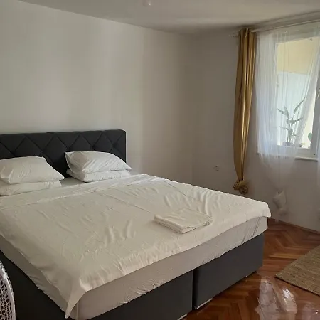 Pine Tree Holiday House Počitniška hiša Koper